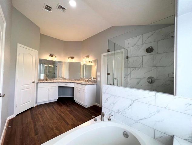 10005 W Chestnut Creek Way W, Pearland, TX 77584