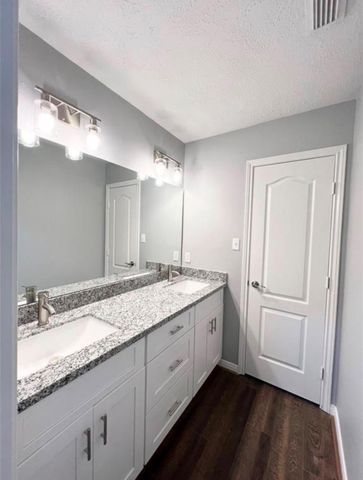 10005 W Chestnut Creek Way W, Pearland, TX 77584