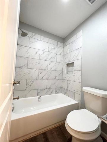 10005 W Chestnut Creek Way W, Pearland, TX 77584