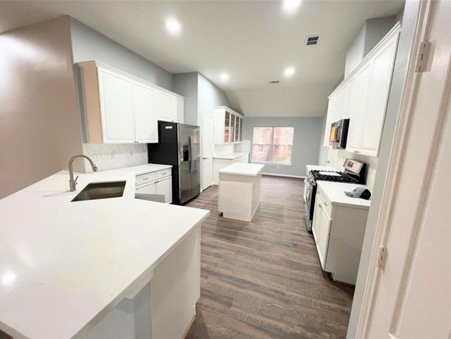 10005 W Chestnut Creek Way W, Pearland, TX 77584