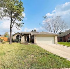 10005 W Chestnut Creek Way W, Pearland, TX 77584