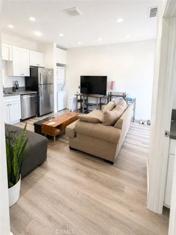 611 W Walnut, Orange, CA 92868