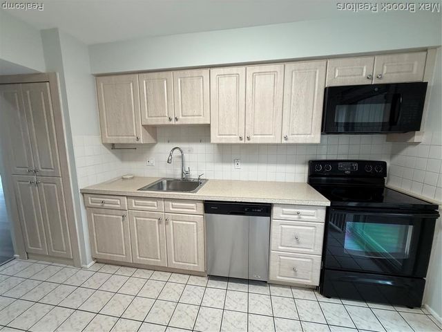 7422 Azalea Court, West Bloomfield, MI 48322