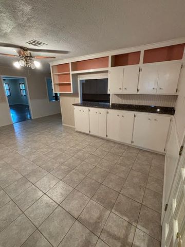 702 East Kezee Street, Calvert, TX 77837