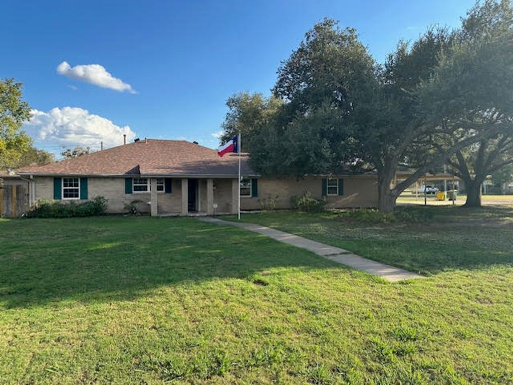 702 East Kezee Street, Calvert, TX 77837
