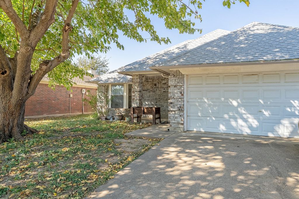 6329 Woodcreek Trail, Fort Worth, TX 76179