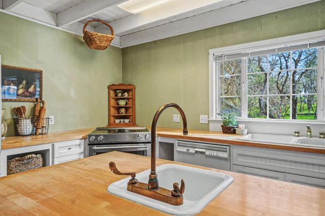 10690 White Oak Rd, Plymouth, CA 95669