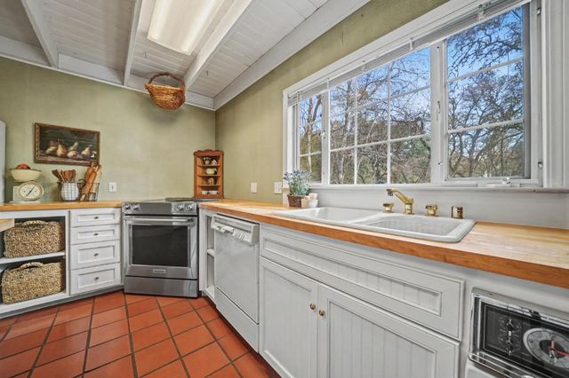 10690 White Oak Rd, Plymouth, CA 95669