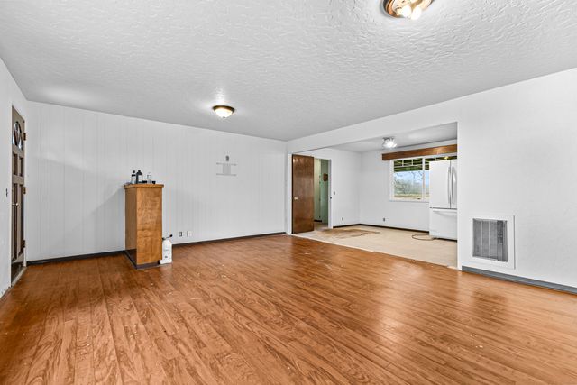 100 Minthorne Road, Rogue River, OR 97537