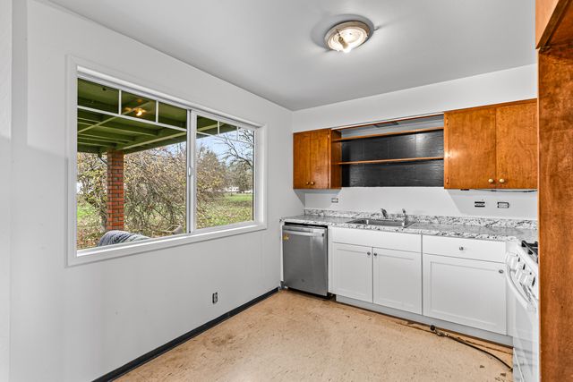 100 Minthorne Road, Rogue River, OR 97537