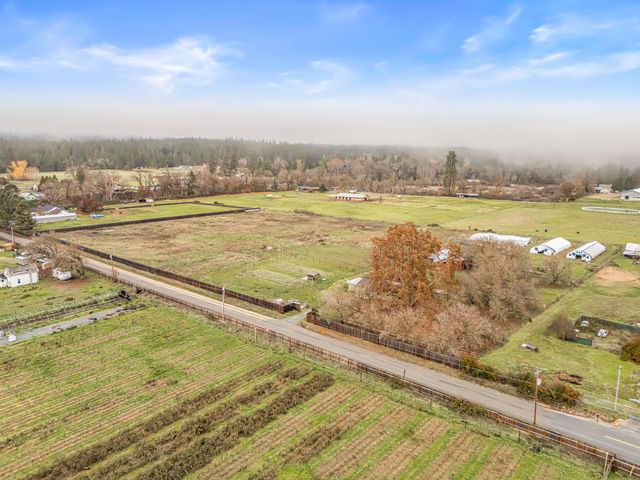 100 Minthorne Road, Rogue River, OR 97537