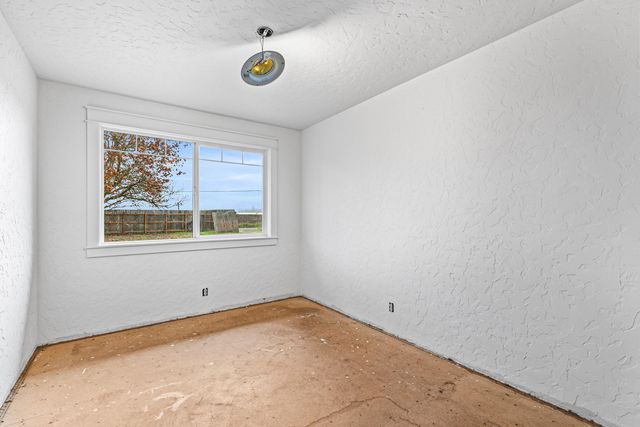 100 Minthorne Road, Rogue River, OR 97537