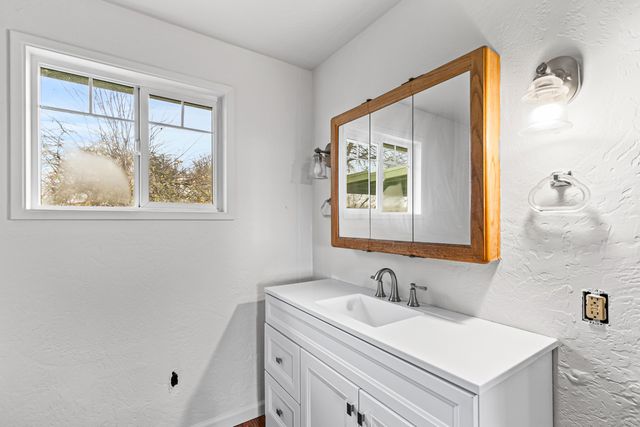 100 Minthorne Road, Rogue River, OR 97537