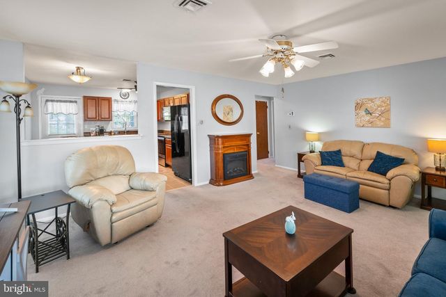 11 BUCKINGHAM DR, Southampton, NJ 08088