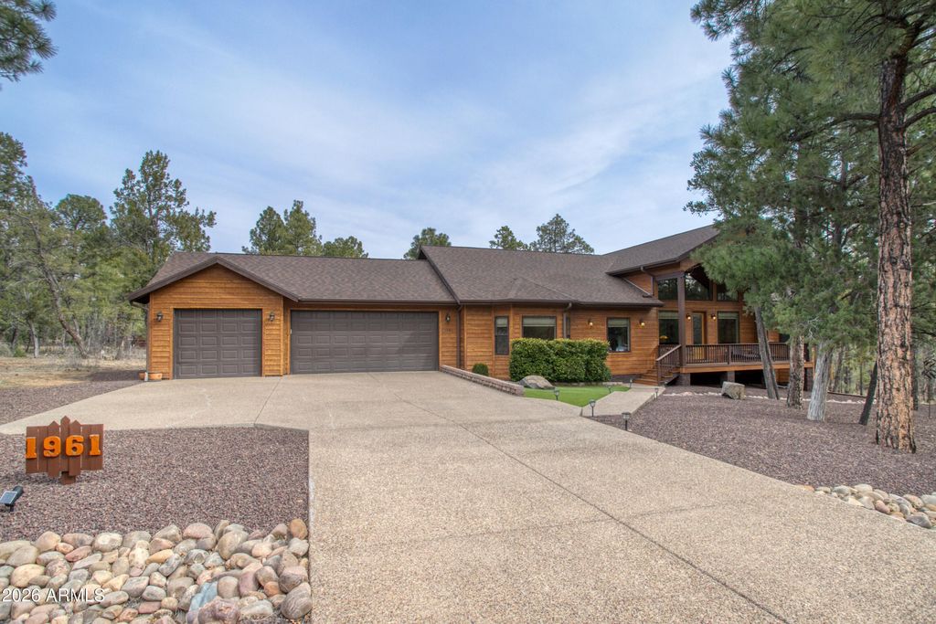 Image 2 of property listing at 1961 S KNOLL Trail, Show Low, AZ 85901