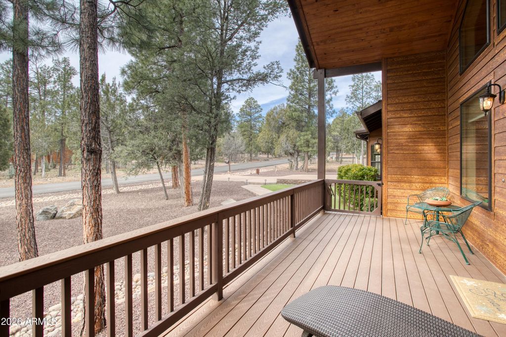 Image 4 of property listing at 1961 S KNOLL Trail, Show Low, AZ 85901
