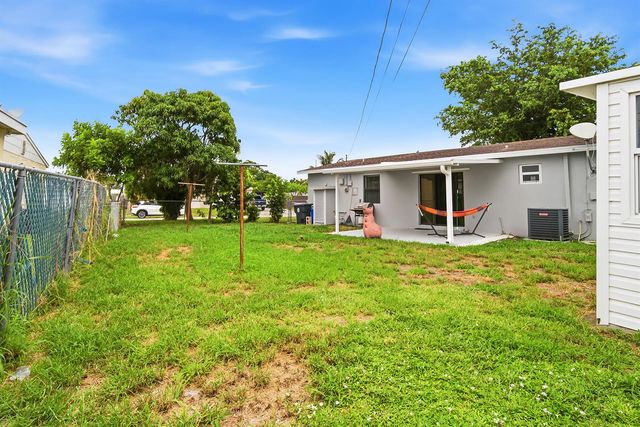 333 Elizabeth Road, Lake Worth, FL 33461