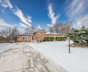 8821 W 100th St Street, Palos Hills, IL 60465