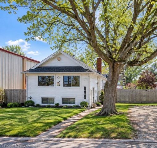 1711 E Lake Drive, Novi, MI 48377