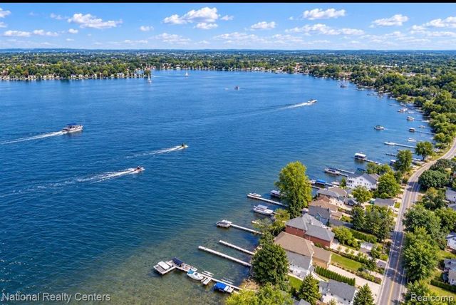 1711 E Lake Drive, Novi, MI 48377