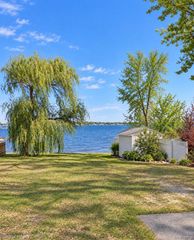 1711 E Lake Drive, Novi, MI 48377