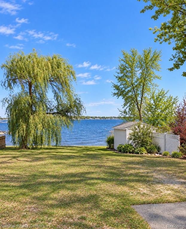 1711 E Lake Drive, Novi, MI 48377