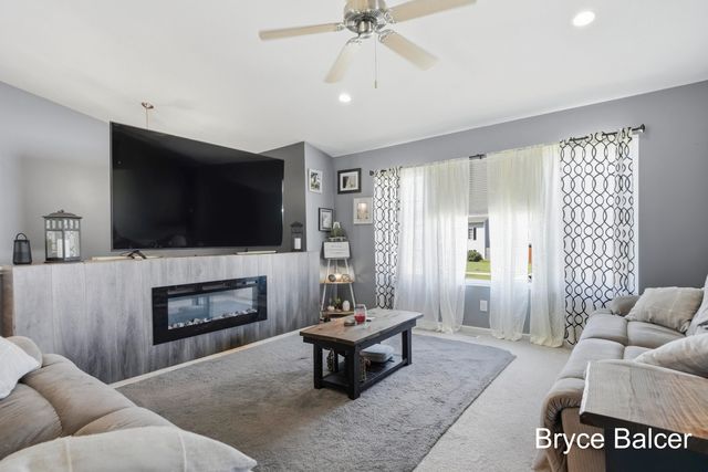 338 Vansen Drive, Kent City Vllg, MI 49330