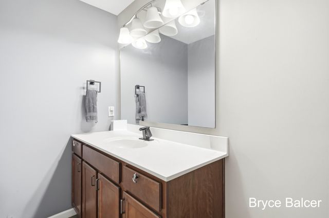 338 Vansen Drive, Kent City Vllg, MI 49330