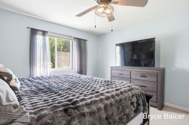 338 Vansen Drive, Kent City Vllg, MI 49330