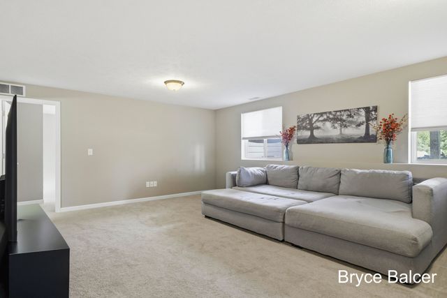 338 Vansen Drive, Kent City Vllg, MI 49330