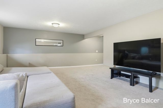 338 Vansen Drive, Kent City Vllg, MI 49330