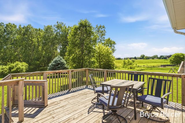 338 Vansen Drive, Kent City Vllg, MI 49330