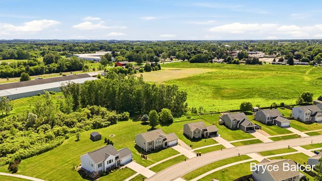 338 Vansen Drive, Kent City Vllg, MI 49330