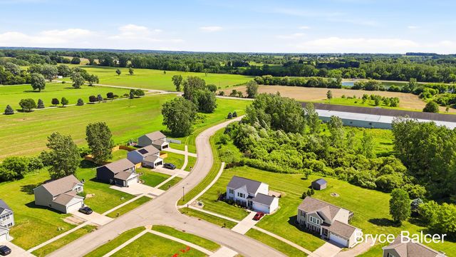 338 Vansen Drive, Kent City Vllg, MI 49330