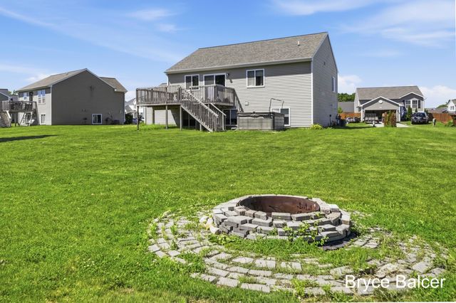 338 Vansen Drive, Kent City Vllg, MI 49330