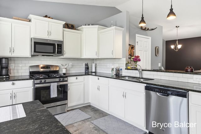 338 Vansen Drive, Kent City Vllg, MI 49330