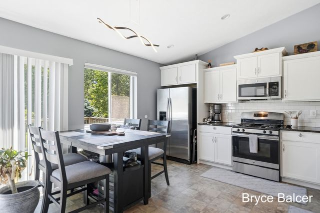 338 Vansen Drive, Kent City Vllg, MI 49330