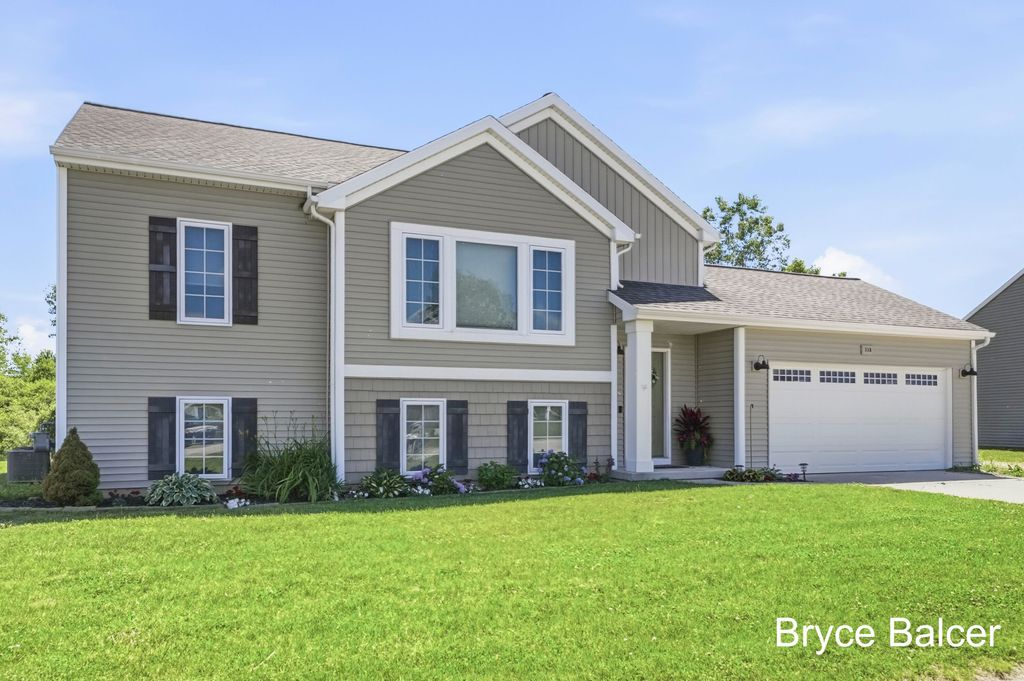 338 Vansen Drive, Kent City Vllg, MI 49330