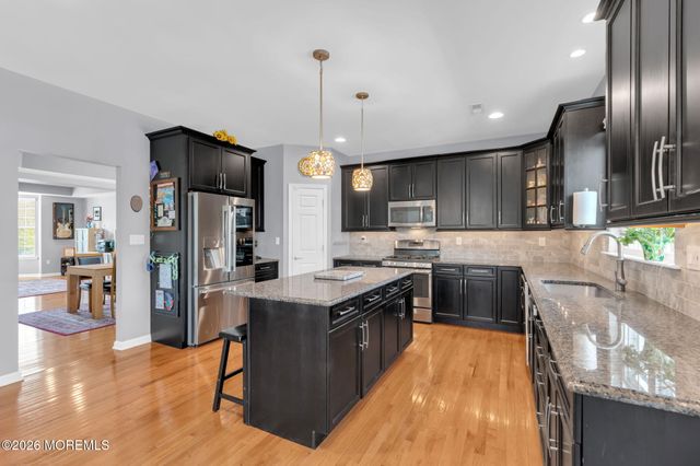 8 Parkside Drive, Jackson, NJ 08527