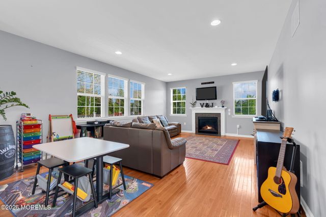 8 Parkside Drive, Jackson, NJ 08527