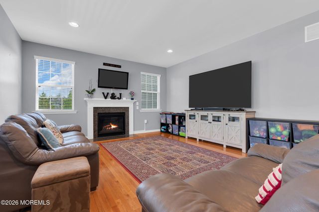 8 Parkside Drive, Jackson, NJ 08527