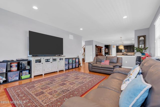 8 Parkside Drive, Jackson, NJ 08527