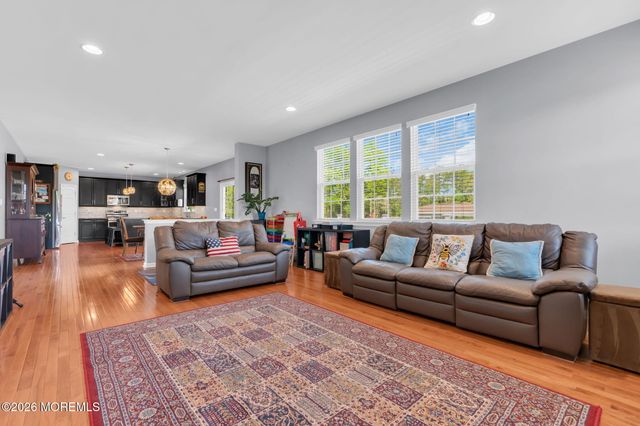 8 Parkside Drive, Jackson, NJ 08527