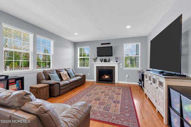 8 Parkside Drive, Jackson, NJ 08527