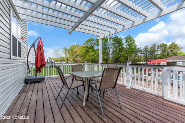 8 Parkside Drive, Jackson, NJ 08527