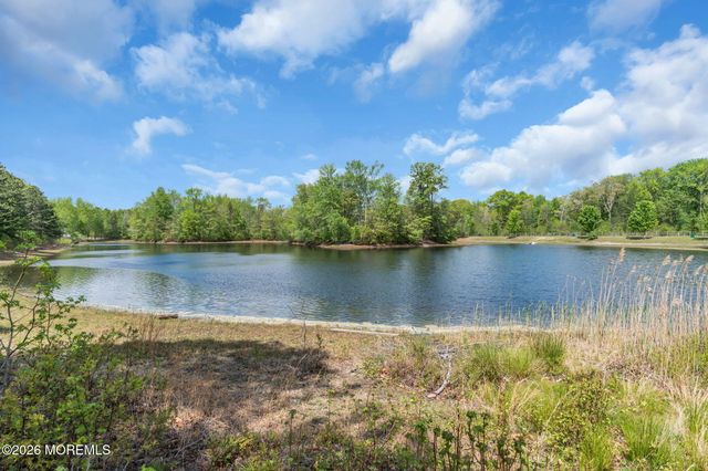 8 Parkside Drive, Jackson, NJ 08527