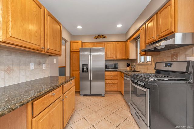 16 W 16th Street, Deer Park, NY 11729