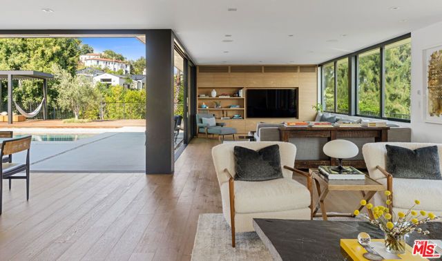 2216 WINONA Boulevard, Los Angeles, CA 90027