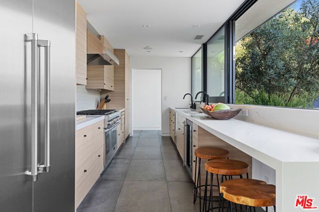 2216 WINONA Boulevard, Los Angeles, CA 90027