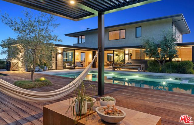 2216 WINONA Boulevard, Los Angeles, CA 90027